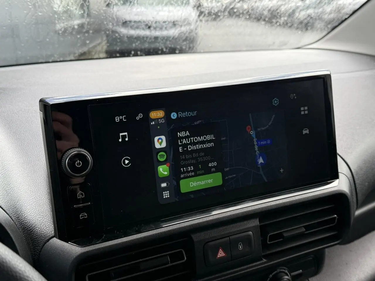 Écran tactile central du tableau de bord du Citroën Berlingo 2025 affichant une navigation GPS et applications connectées.