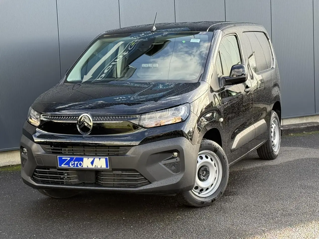 Citroën Berlingo Van noir Perla en 3/4 avant droit, avec jantes tôle grises et calandre noire brillante.