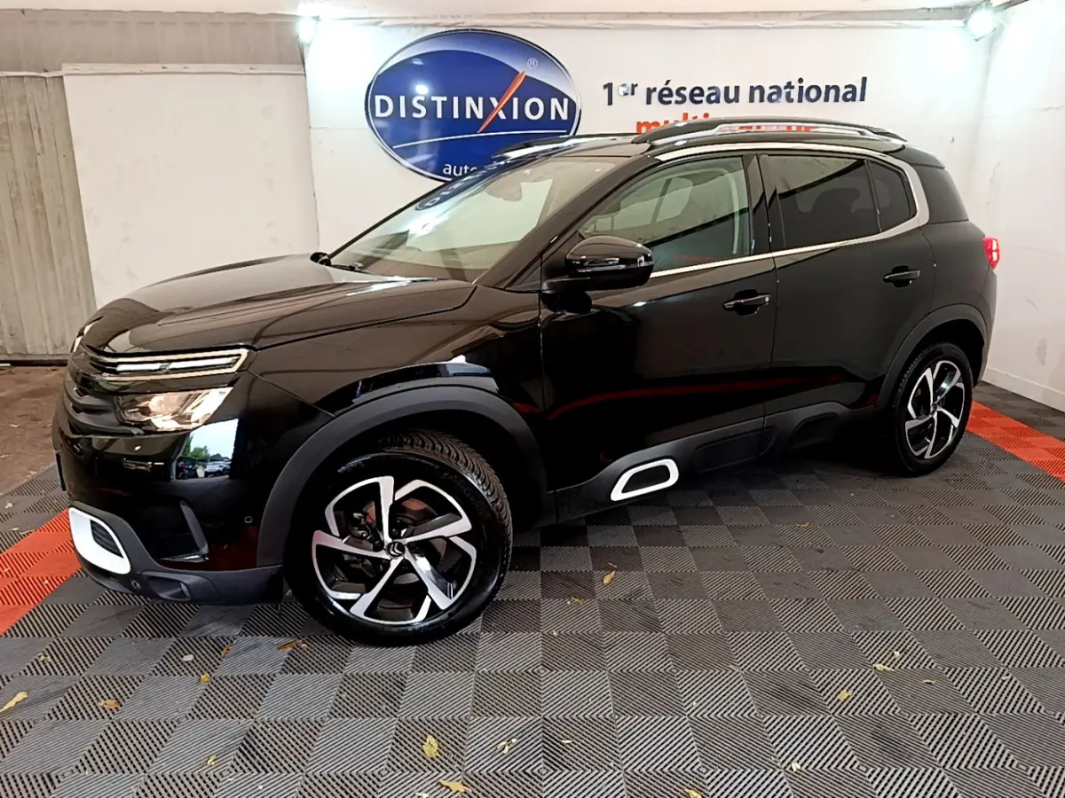 Profil droit du SUV Citroën C5 Aircross noir avec jantes alliage et détails blancs sur pare-chocs et bas de caisse.