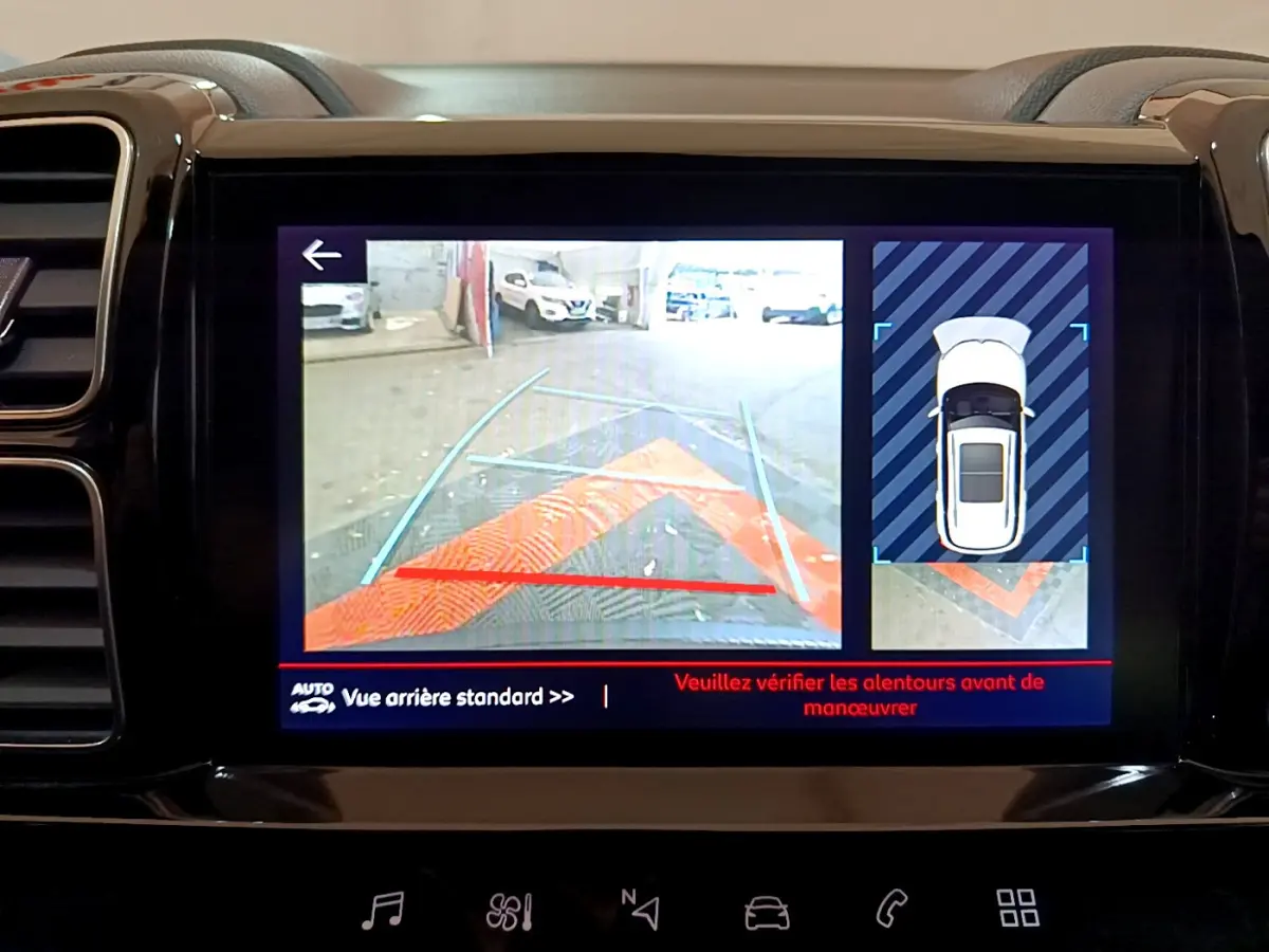 Écran tactile intérieur du Citroën C5 Aircross noir 2020 montrant la caméra de recul et l'aide au stationnement.