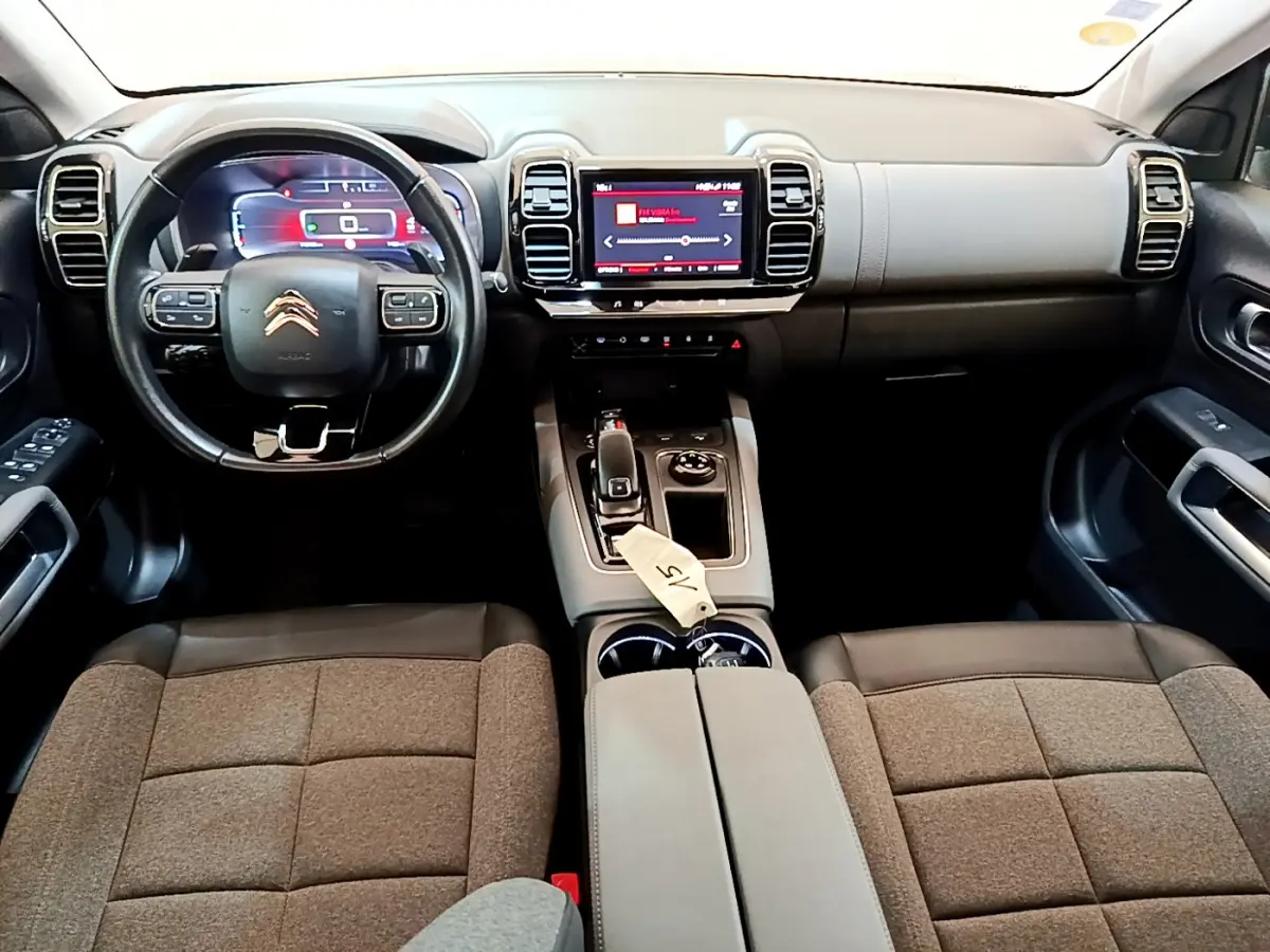 Intérieur du Citroën C5 Aircross 2020, vue avant du tableau de bord avec écran tactile et volant cuir noir.