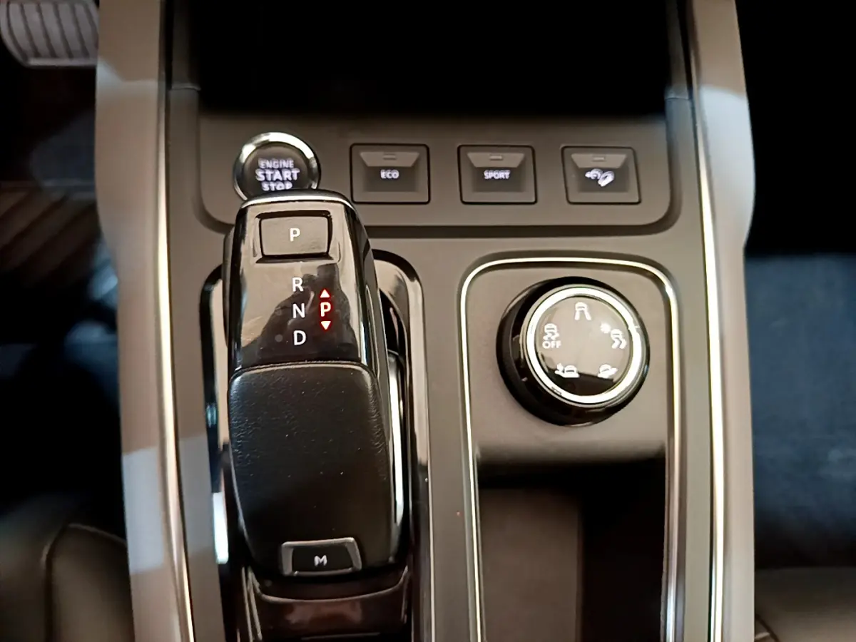 Gros plan sur la console centrale noire du Citroën C5 Aircross 2020 avec levier de boîte auto et boutons de mode de conduite.