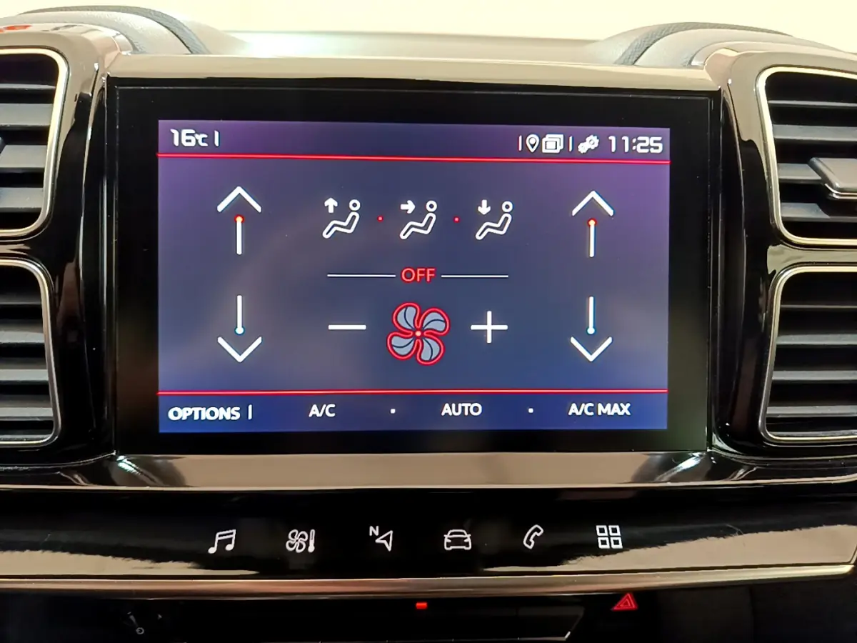 Écran tactile central du tableau de bord du Citroën C5 Aircross noir, affichant les commandes de climatisation éteinte.