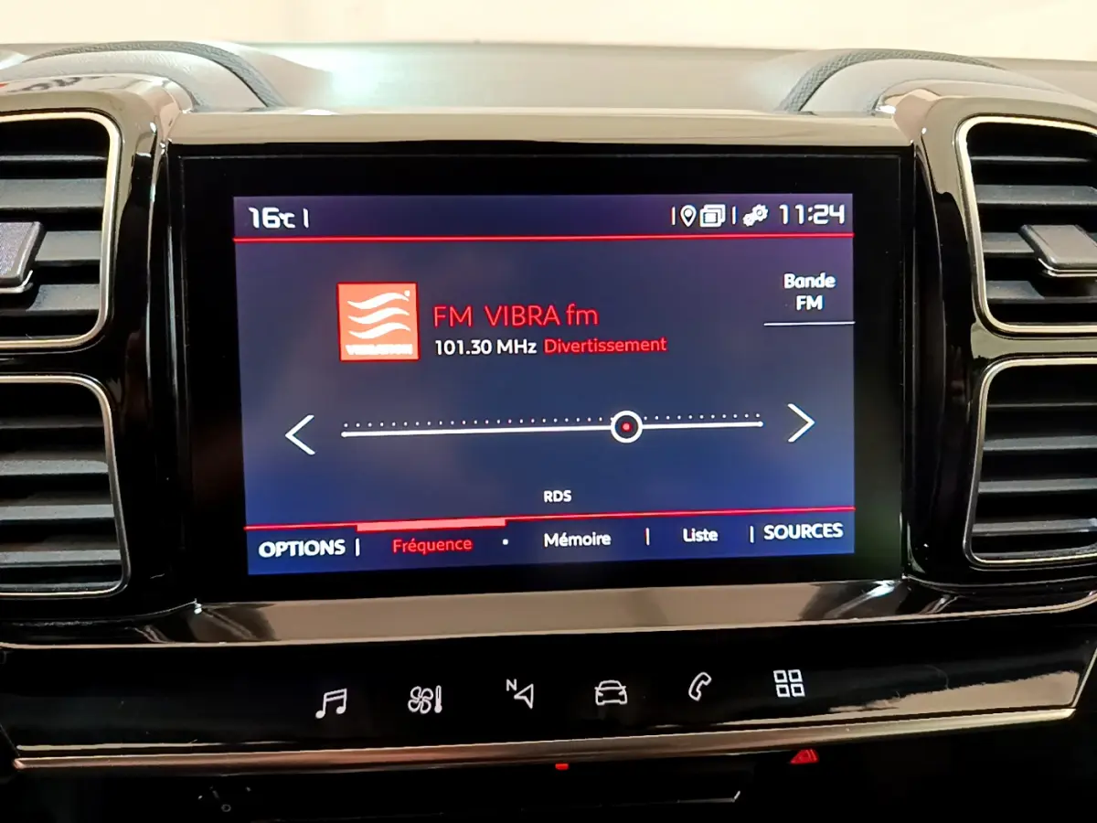 Écran tactile central affichant la radio FM dans l'habitacle du Citroën C5 Aircross noir, vue frontale rapprochée.