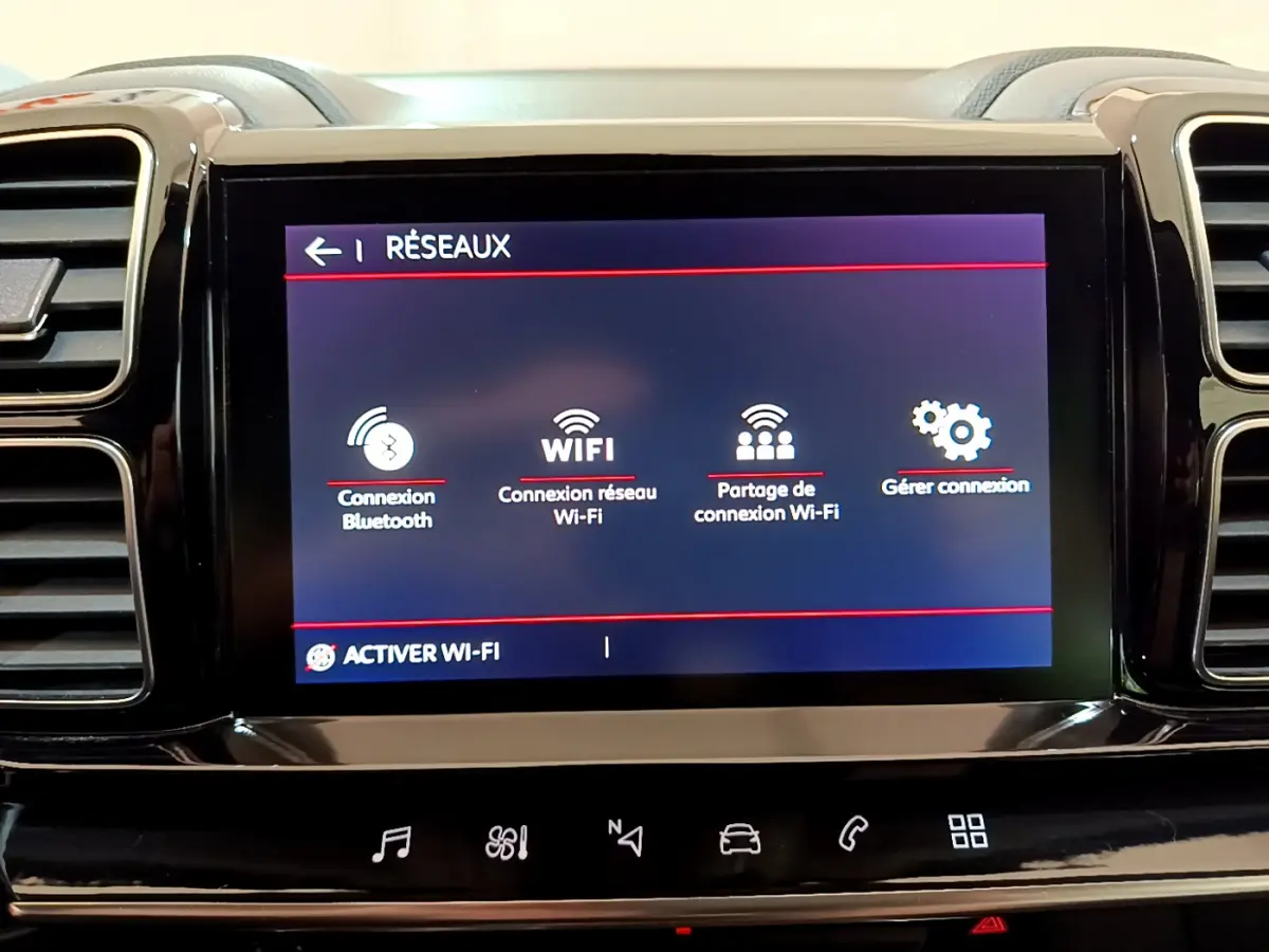 Écran tactile central du tableau de bord du Citroën C5 Aircross noir, affichant les options de connexion réseau Wi-Fi et Bluetooth.