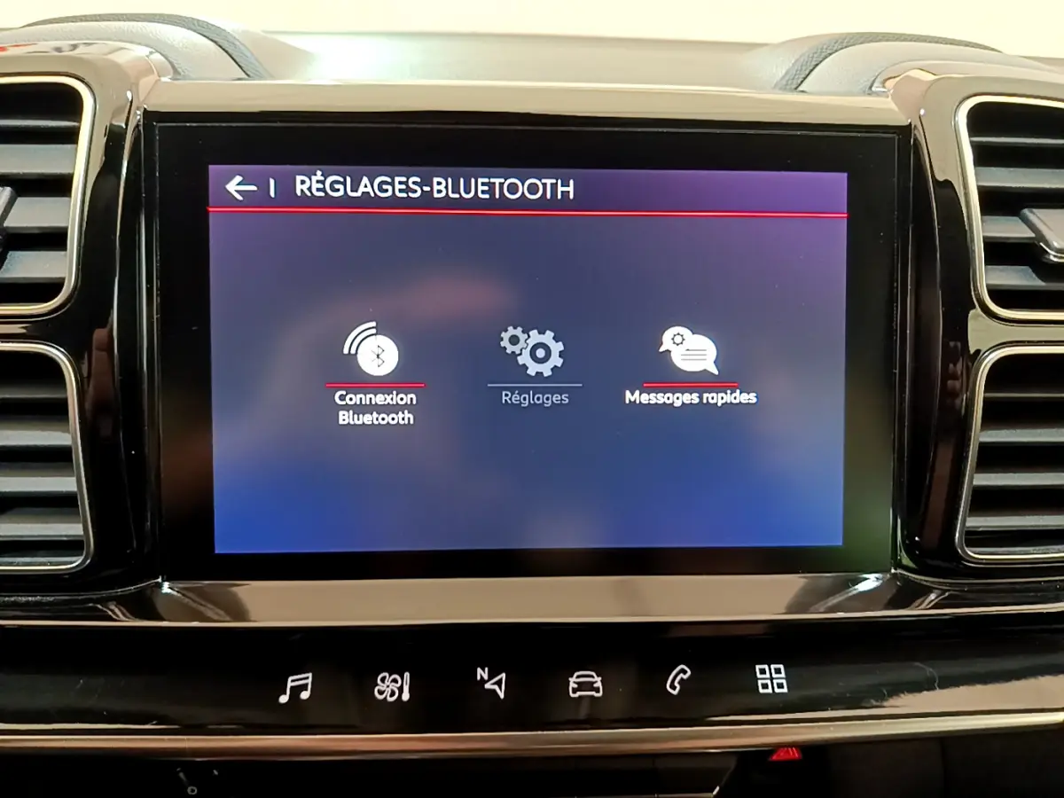 Écran tactile central du tableau de bord du Citroën C5 Aircross noir, affichant les réglages Bluetooth.