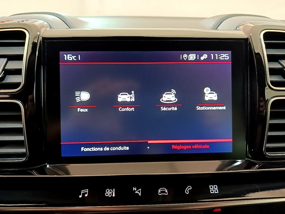Écran tactile central du tableau de bord du Citroën C5 Aircross noir, affichant les réglages de conduite et sécurité.