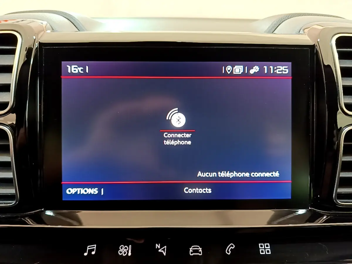 Écran tactile central affichant la connexion Bluetooth dans l'habitacle du Citroën C5 Aircross noir.