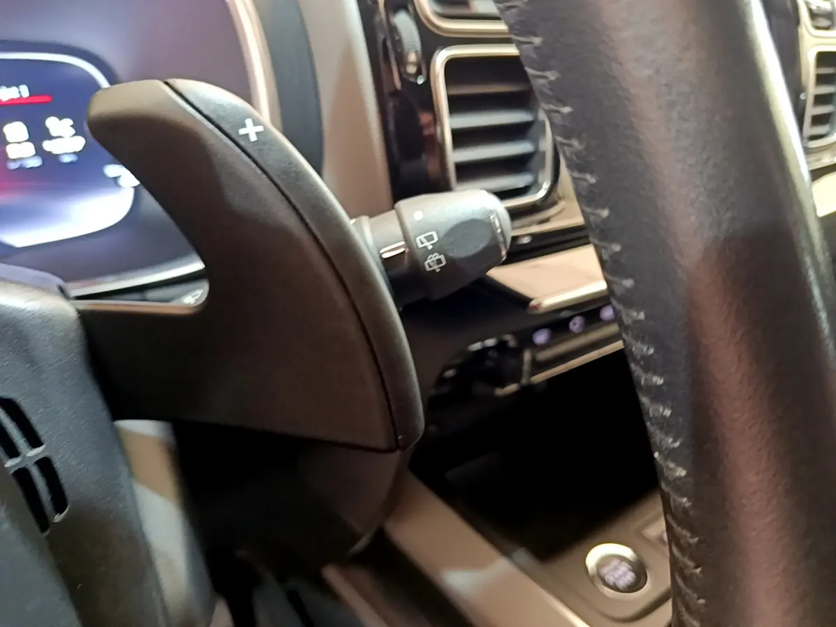 Gros plan sur la palette de changement de vitesse à droite du volant cuir noir du Citroën C5 Aircross 2020.