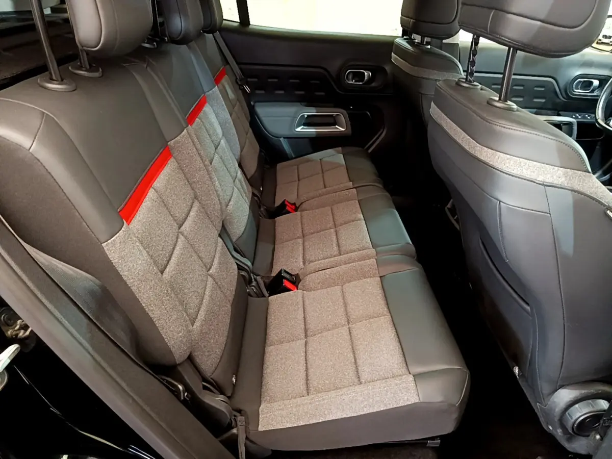 Vue intérieure côté droit des sièges arrière gris et noir avec bande rouge du Citroën C5 Aircross noir 2020.