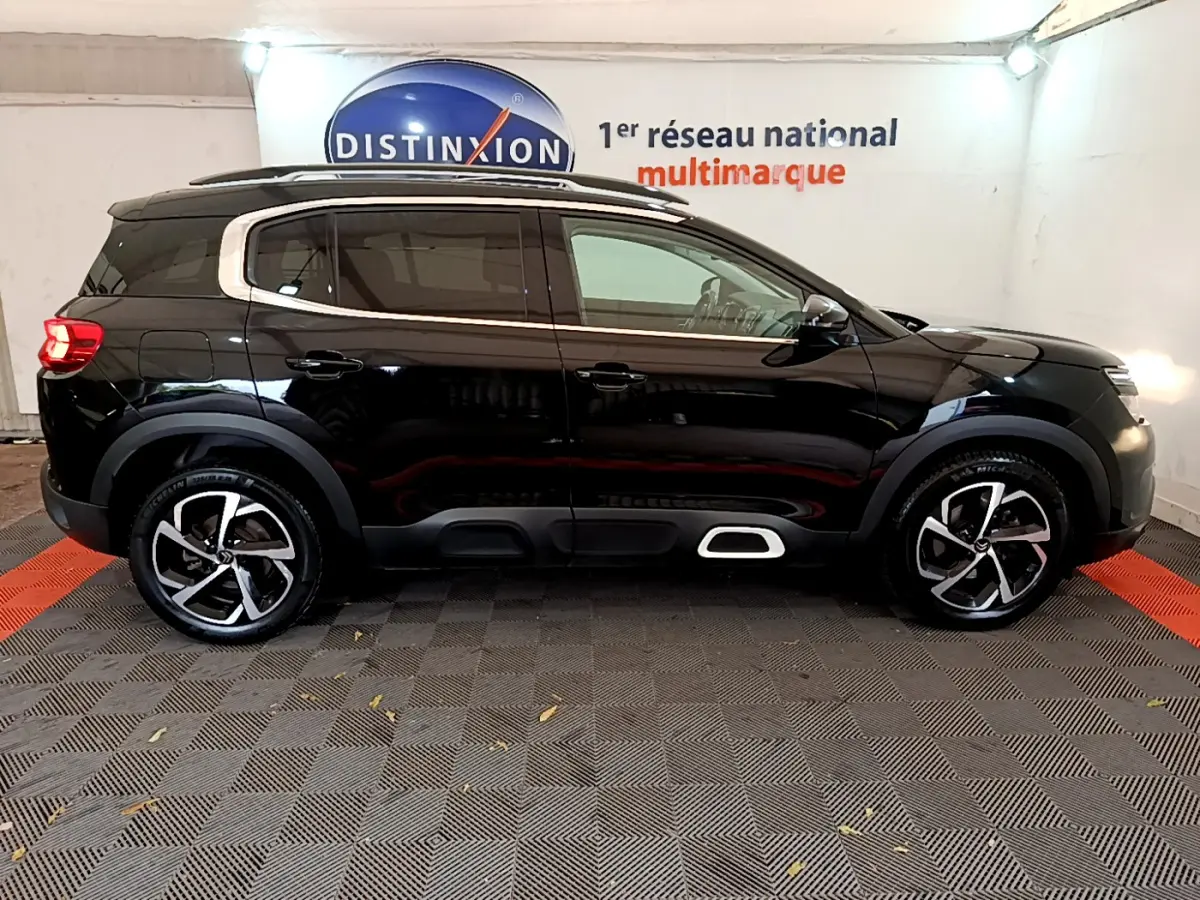 Profil côté gauche du Citroën C5 Aircross noir 2020 avec jantes alliage et protections latérales blanches.