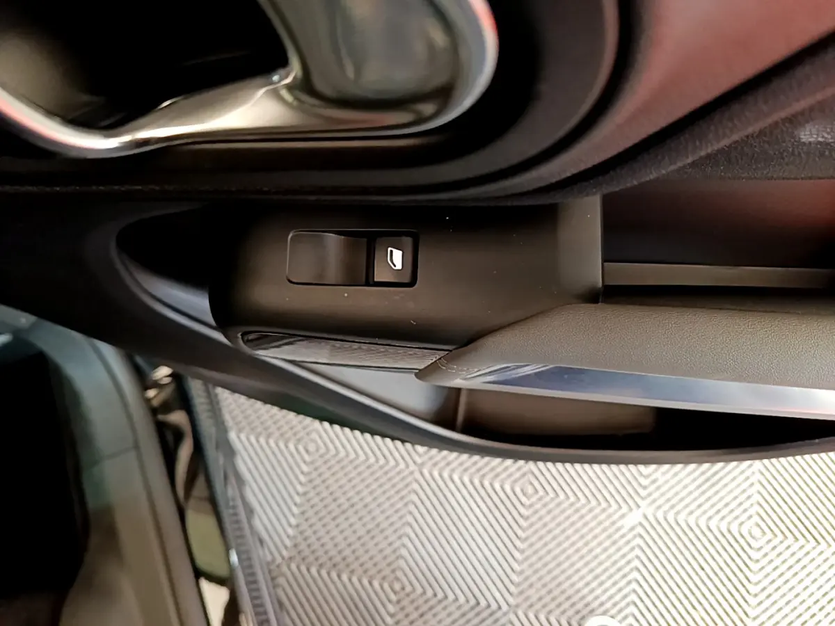Détail de la commande de lève-vitre côté gauche sur la porte intérieure noire du Citroën C5 Aircross 2020.