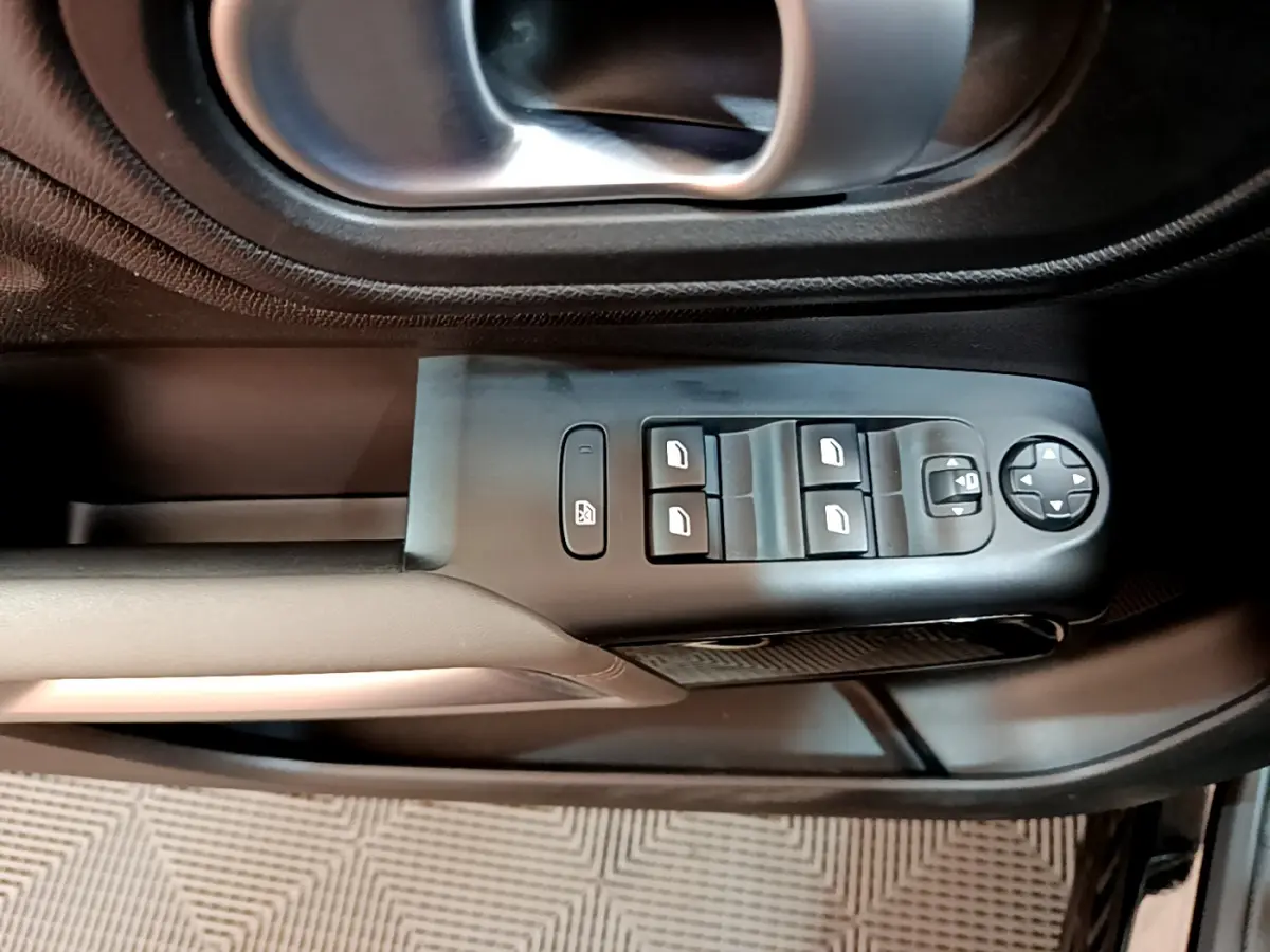 Commande des vitres et rétroviseurs côté gauche noir du Citroën C5 Aircross 2020 finition Feel