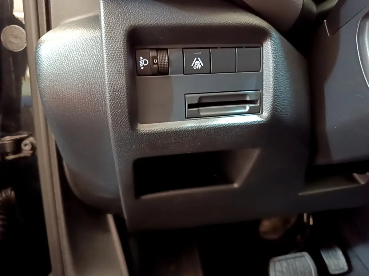 Détail du tableau de bord côté gauche du Citroën C5 Aircross noir 2020 avec commandes d'éclairage et assistance active.