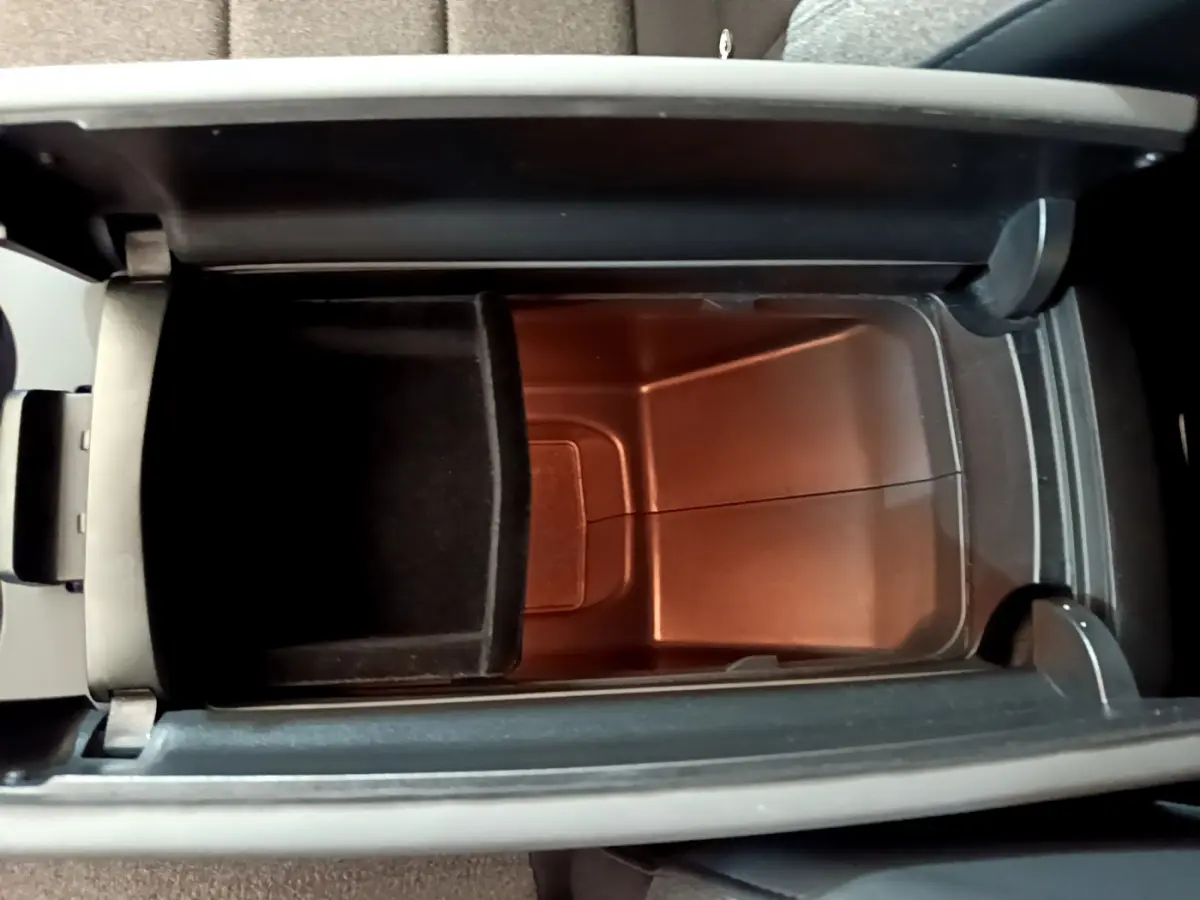 Vue en plongée sur le rangement central intérieur du Citroën C5 Aircross 2020, finition Feel, avec compartiment ouvert.