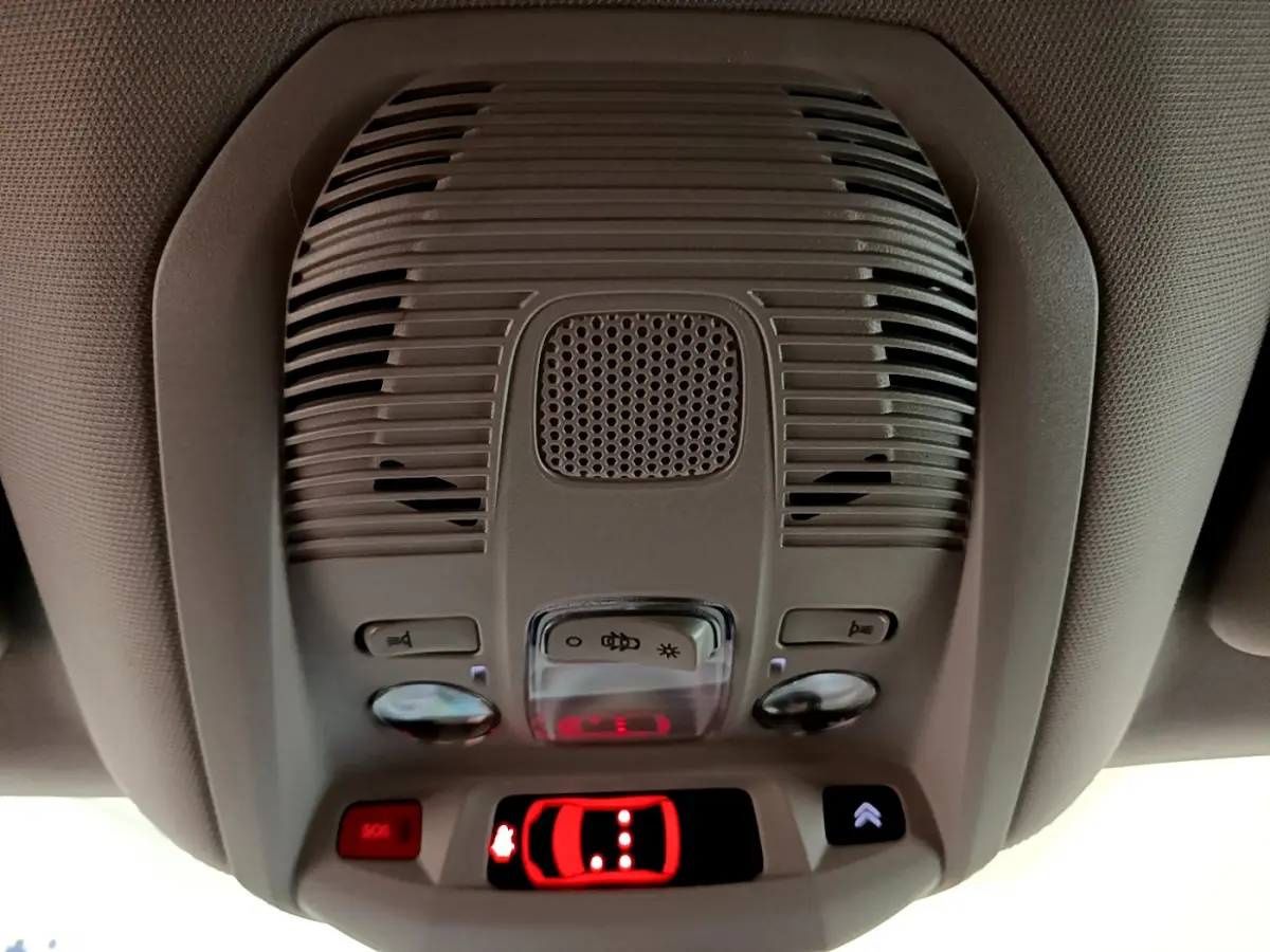 Vue rapprochée du plafonnier gris avec commandes d’éclairage et affichage d’alerte du Citroën C5 Aircross 2020.