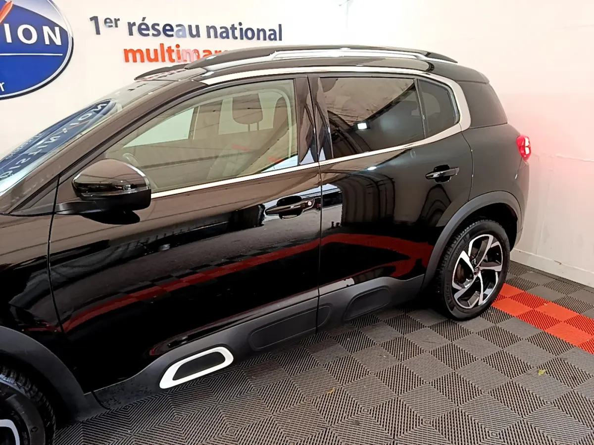 Profil côté gauche du Citroën C5 Aircross noir 2020 avec jantes alliage et protections latérales distinctives.