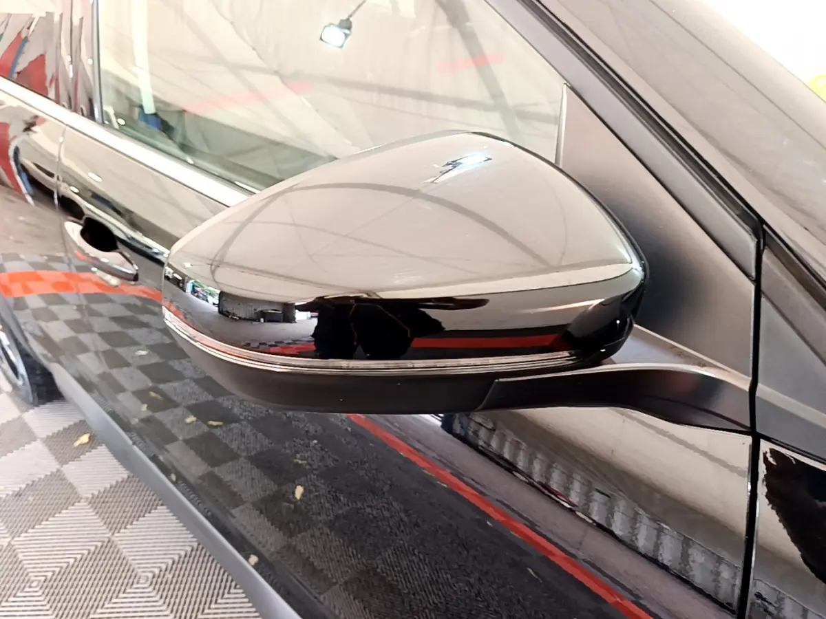 Rétroviseur côté gauche noir brillant du Citroën C5 Aircross 2020 avec clignotant intégré, vue rapprochée.