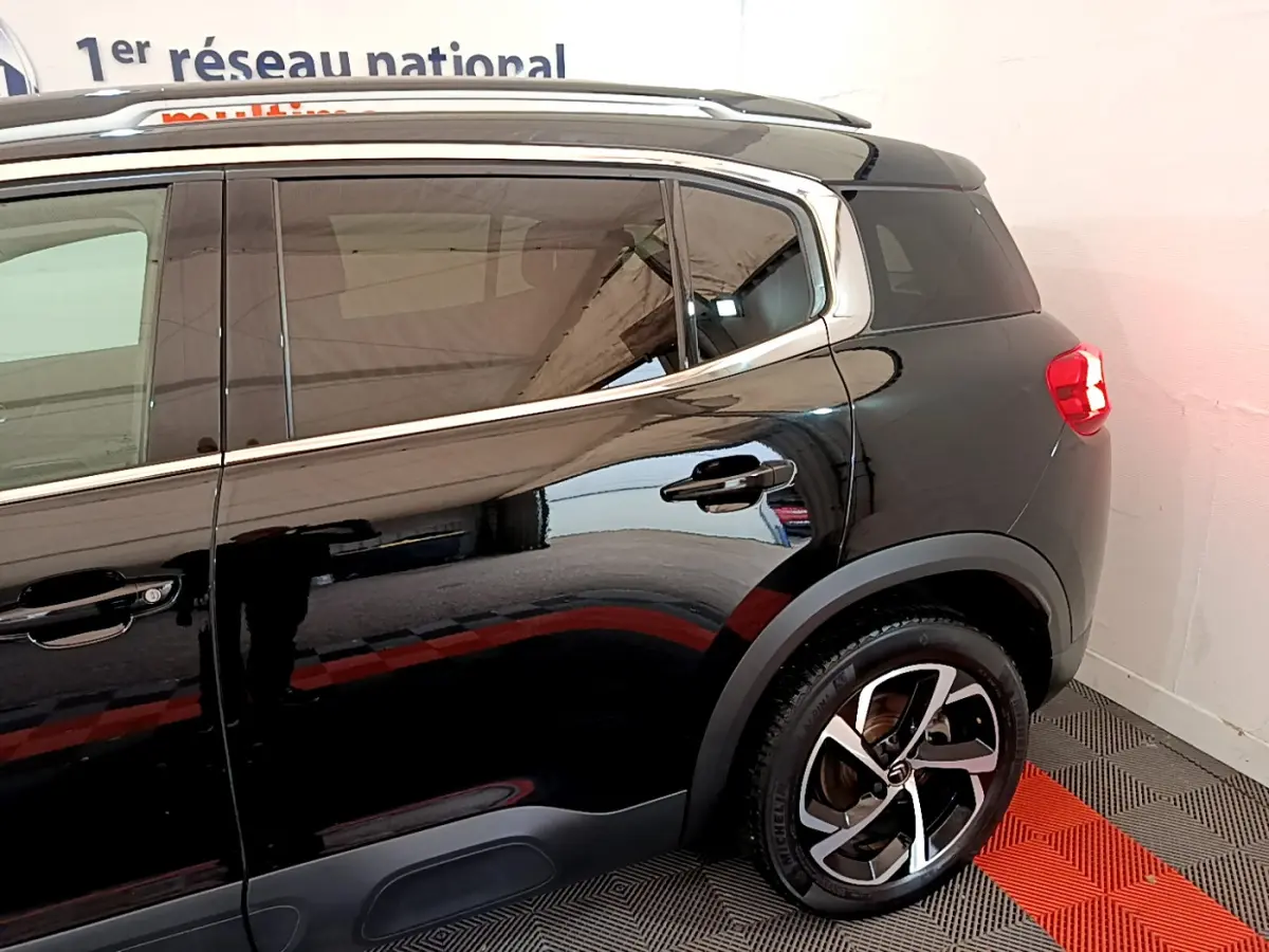 Vue côté droit arrière du Citroën C5 Aircross noir 2020 avec jante alliage et feux arrière LED visibles.