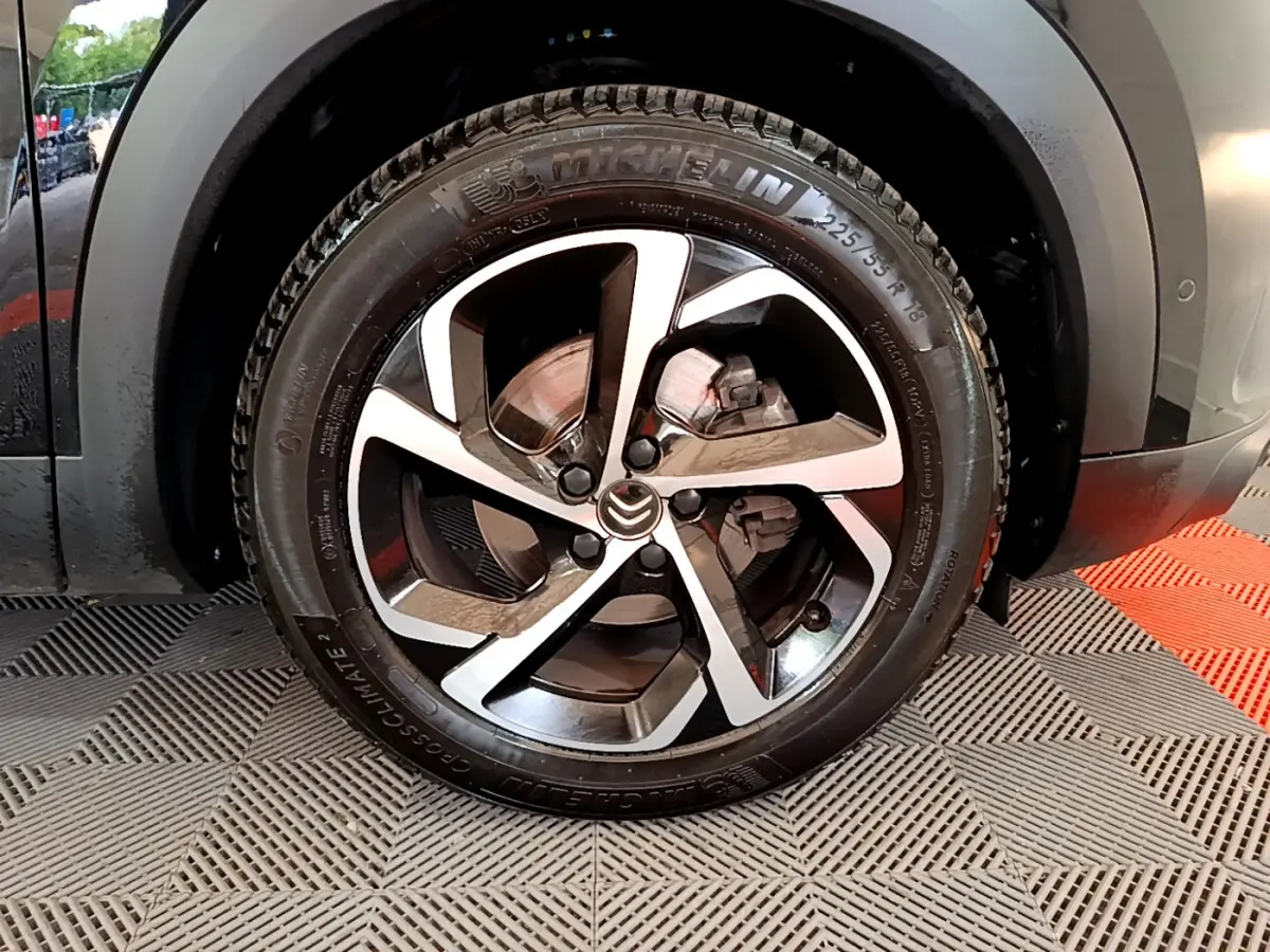 Gros plan sur la roue arrière droite noire du Citroën C5 Aircross 2020, avec pneu Michelin visible et passage de roue gris.