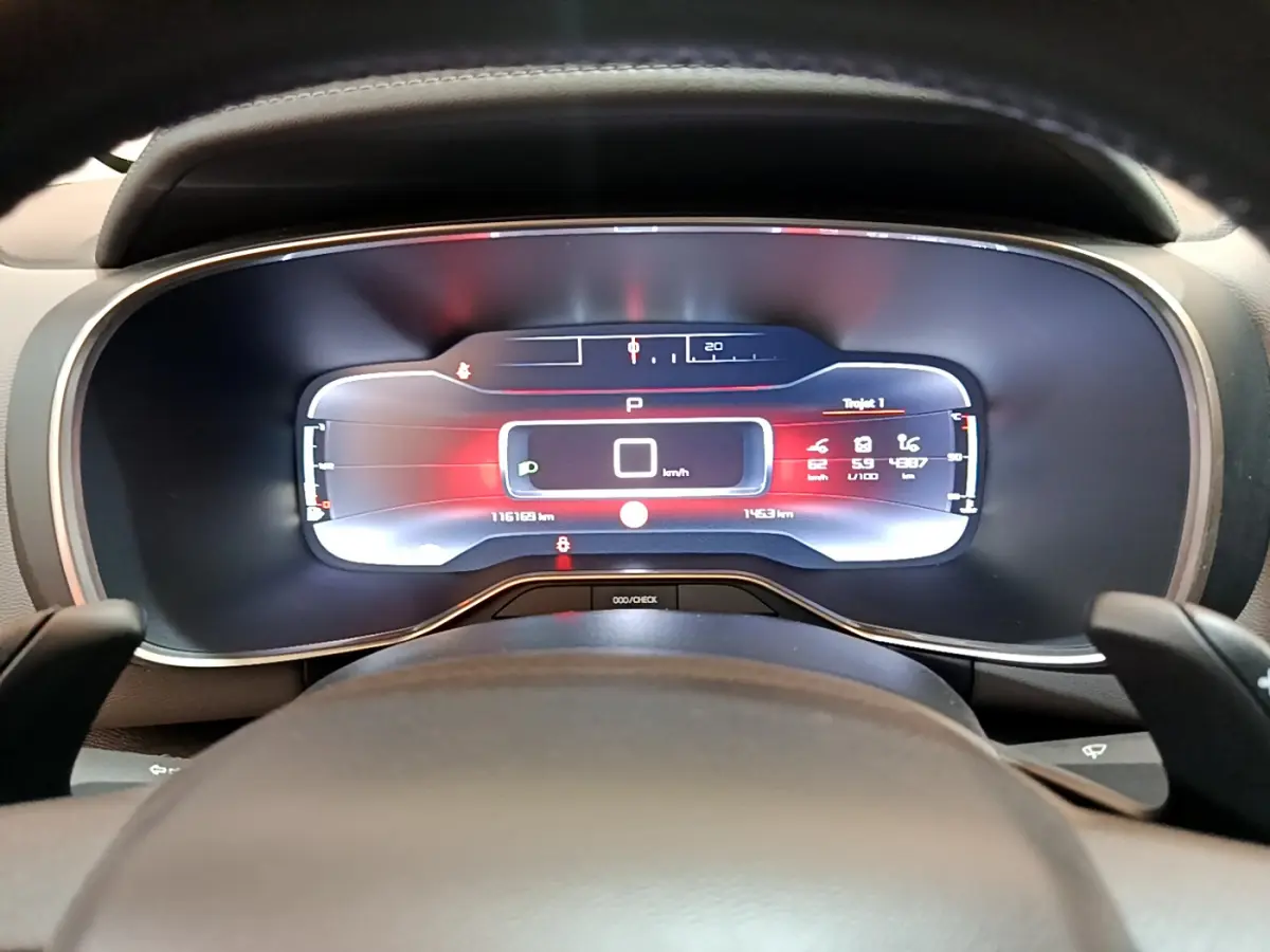 Vue rapprochée du tableau de bord numérique du Citroën C5 Aircross noir, affichant la vitesse à 0 km/h et diverses informations.