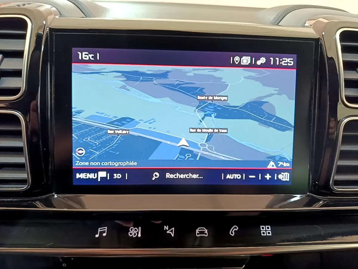 Écran tactile central du tableau de bord du Citroën C5 Aircross noir, affichant la navigation GPS en mode 3D.
