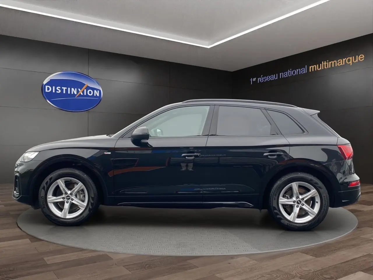 Profil côté gauche d’un Audi Q5 Business Edition S-Line noir 2022, avec jantes alliage et vitres teintées.