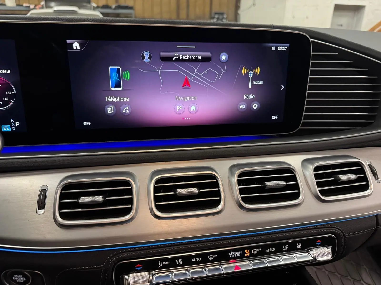 Vue rapprochée du tableau de bord du Mercedes GLE 400 E Hybrid AMG Line 2023, avec écran tactile et aérateurs argentés.