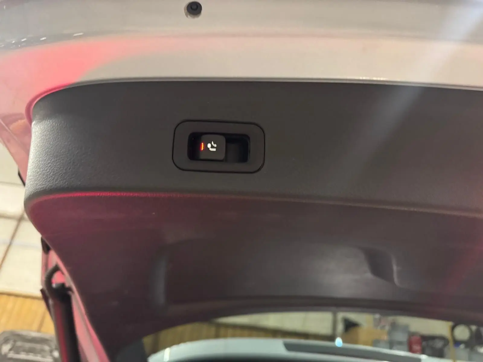 Vue en contre-plongée du hayon ouvert du Mercedes GLE 400 E Hybrid AMG Line argent High-tech métallisé.