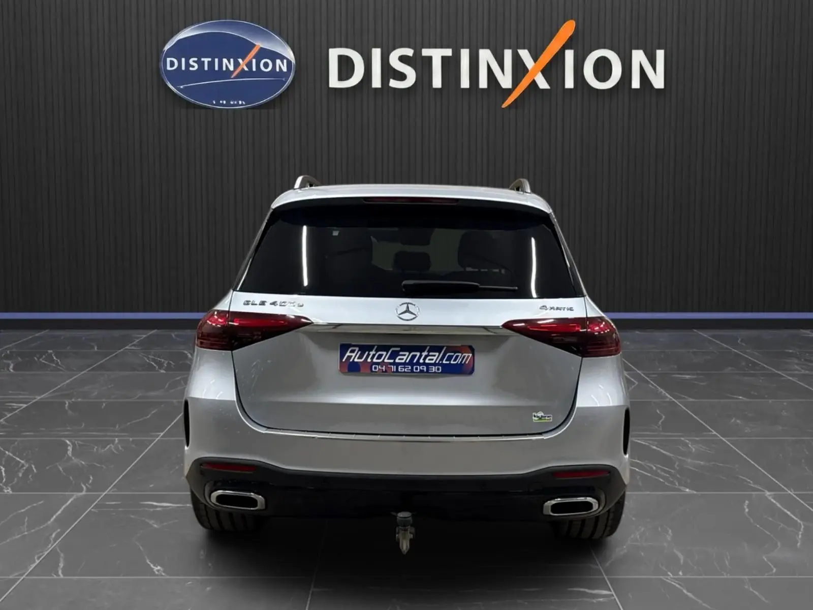 Vue arrière d'un Mercedes GLE 400 E Hybrid argent métallisé avec logo 4MATIC et double sortie d'échappement rectangulaire.