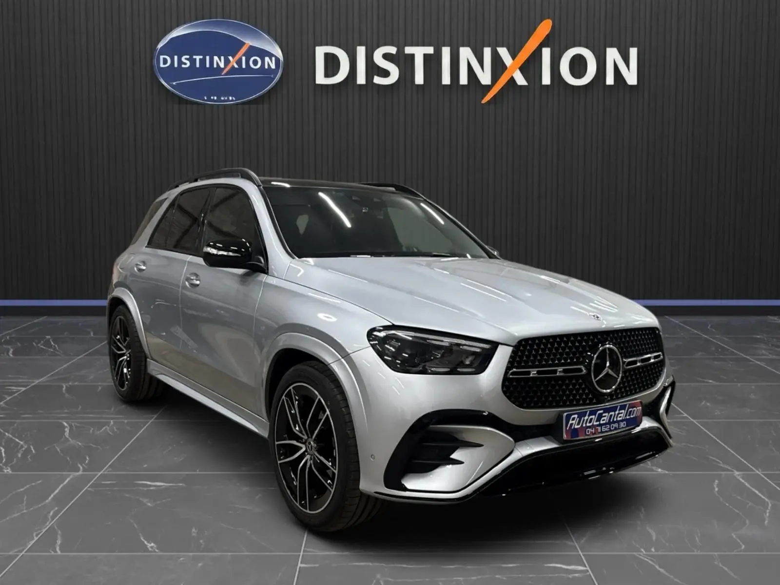 Mercedes GLE 400 E Hybrid AMG Line 2023 en argent métallisé, vue 3/4 avant avec jantes noires distinctives.