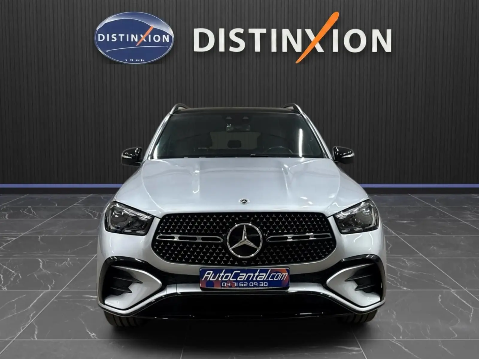 Vue avant d'un Mercedes GLE 400 E Hybrid AMG Line 2023 en argent métallisé, avec calandre noire et détails sportifs.