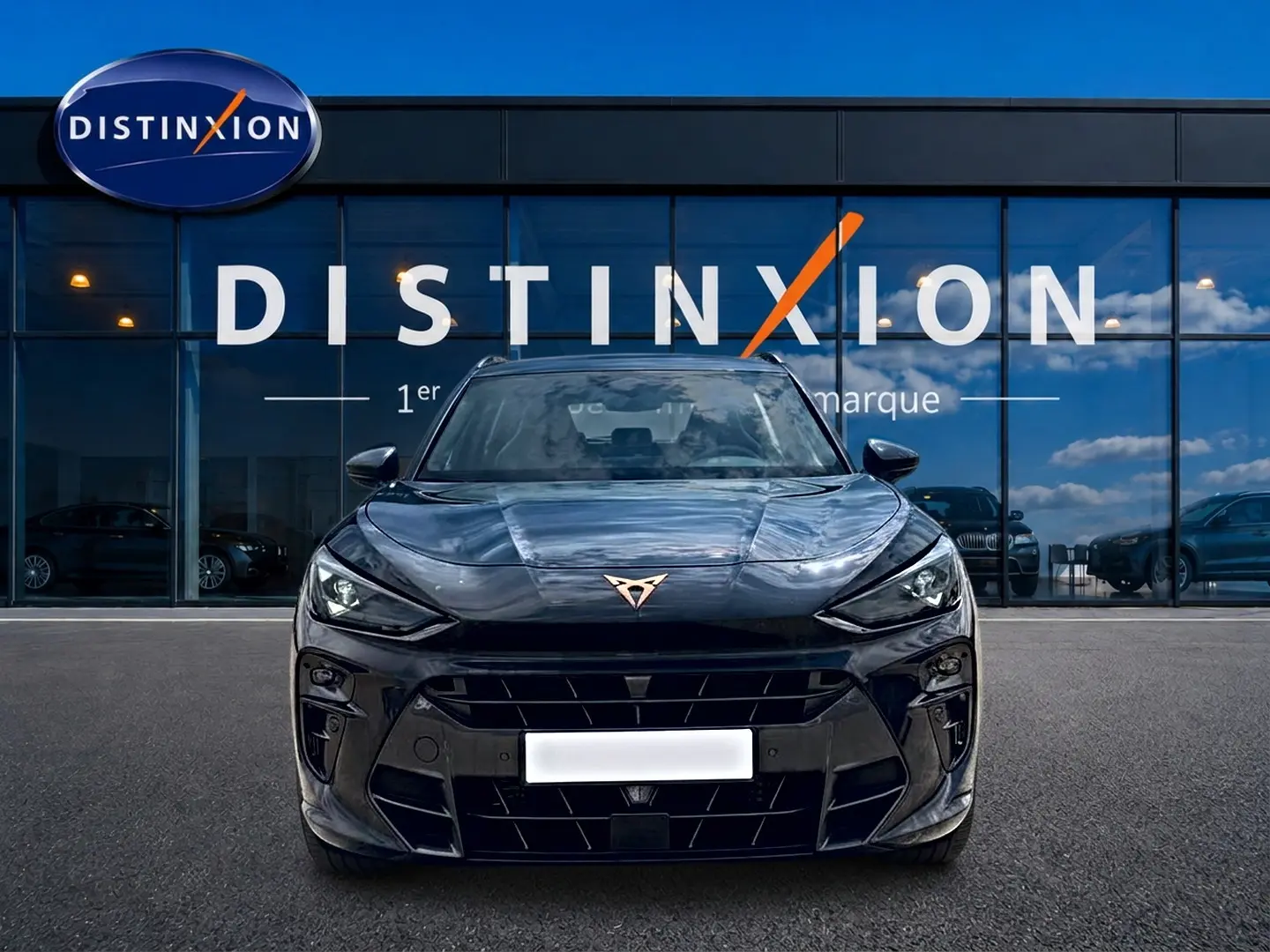 Vue frontale d'un CUPRA TERRAMAR gris Timanfaya avec logo cuivré, calandre large et phares LED anguleux.