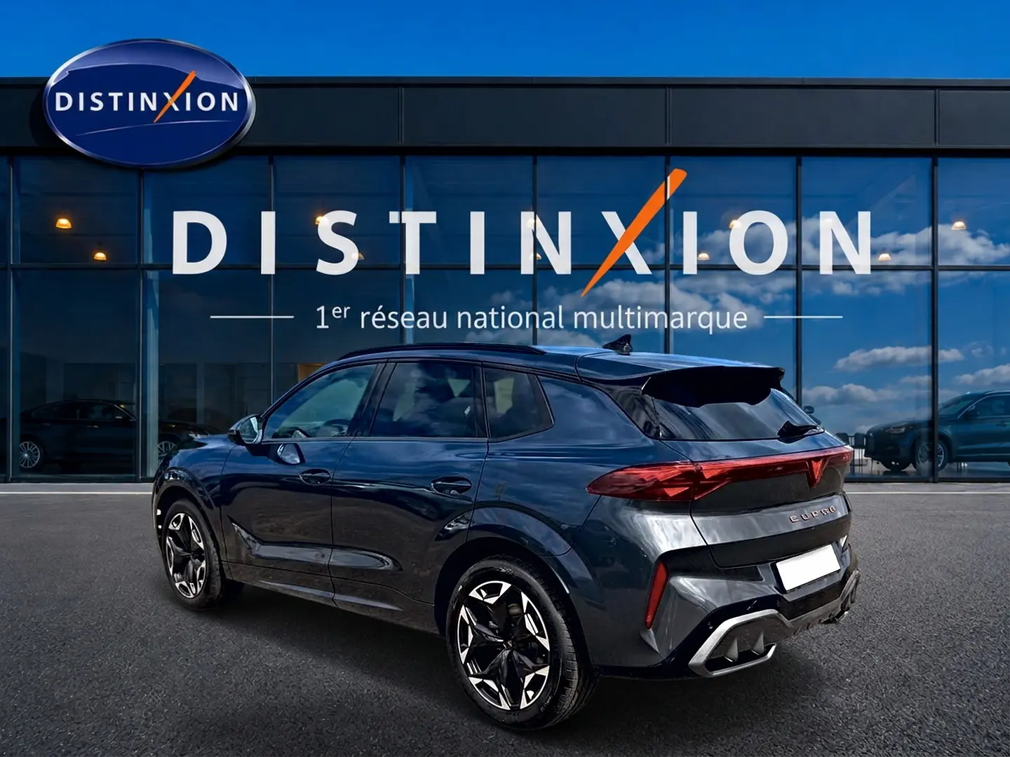 Vue 3/4 arrière droite d'un CUPRA TERRAMAR gris Timanfaya avec jantes 19 pouces et feux arrière LED distinctifs.