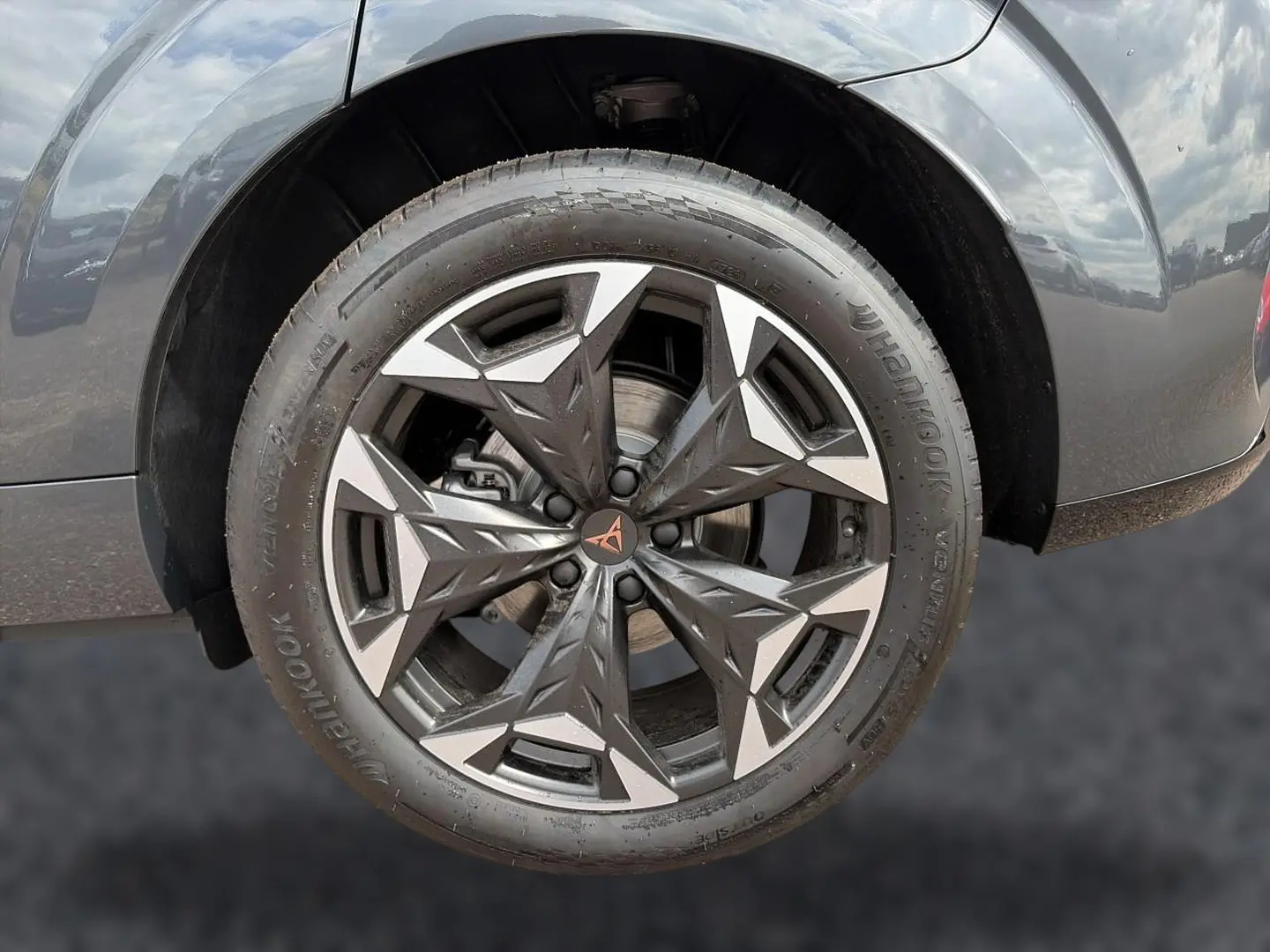 Gros plan sur la roue arrière droite gris timanfaya de la CUPRA TERRAMAR 2026 avec jante alu 19 pouces au design géométrique.
