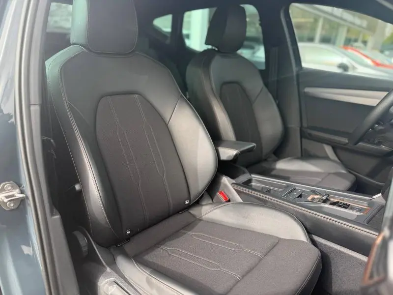 Vue intérieure côté gauche des sièges avant noirs en textile et TEP dans une CUPRA Formentor 2.0 TDI 2025.
