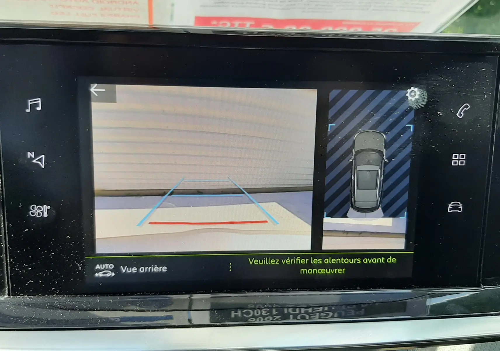 Écran de caméra de recul et vue 360° du tableau de bord du Peugeot 2008 gris platinium 2023.