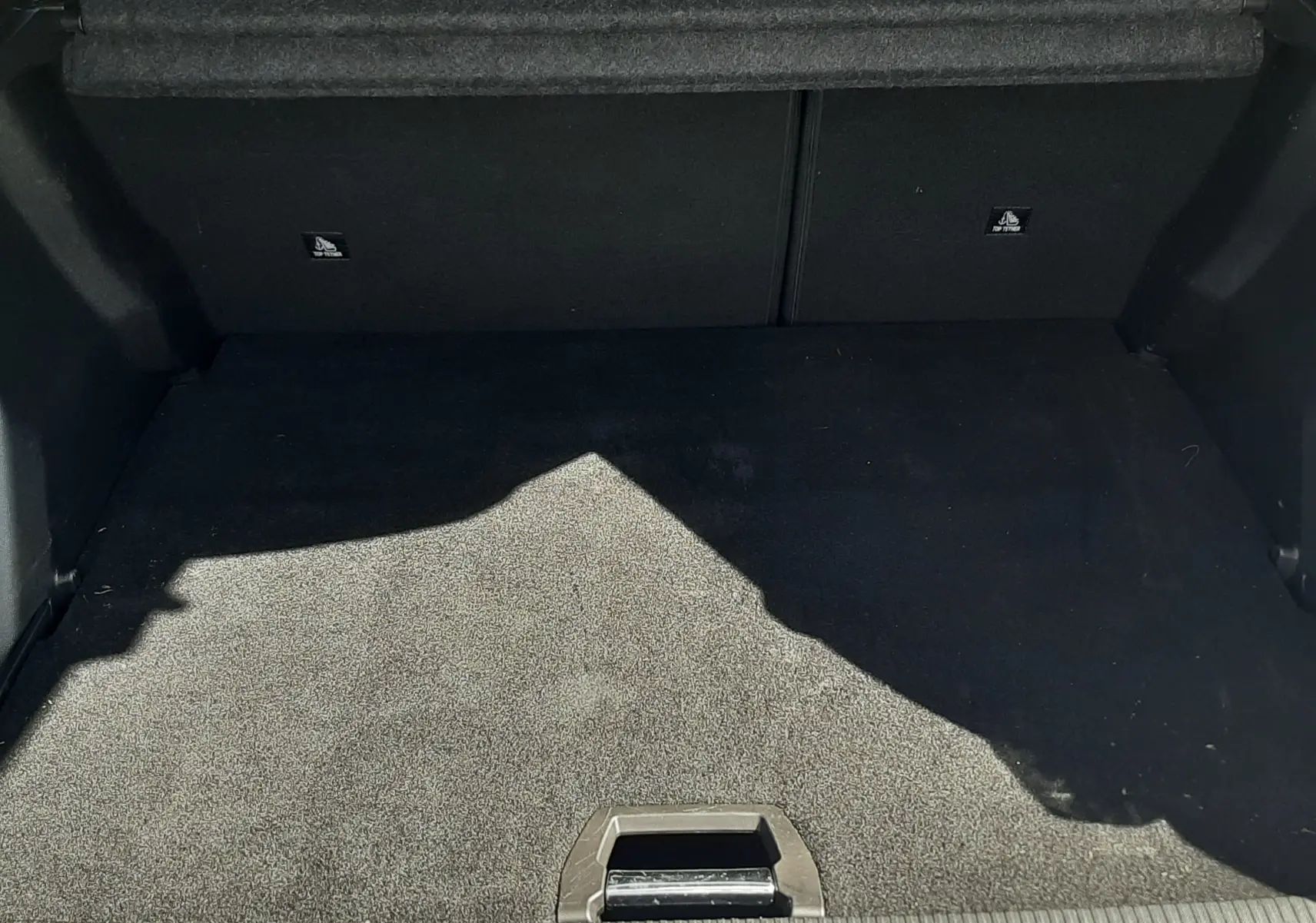 Vue intérieure du coffre spacieux et propre du Peugeot 2008 gris platinium, sans chargement visible.