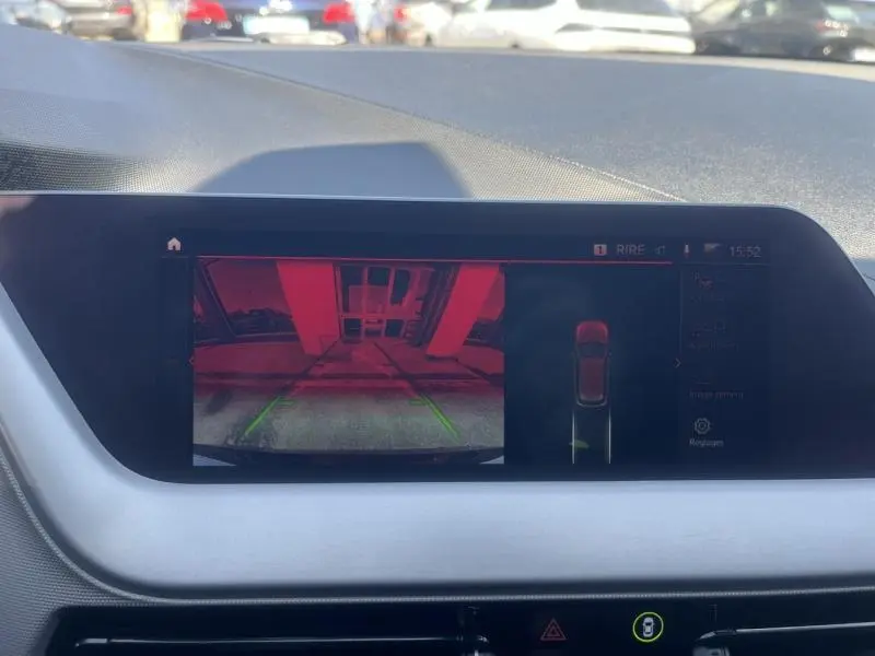 Écran central de BMW Série 1 116dA 2020 affichant la caméra de recul avec vue arrière et guidage vert.