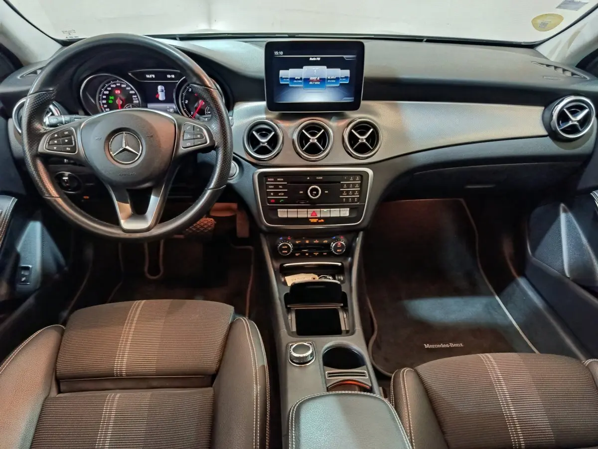 Intérieur Mercedes GLA 200 d 2018 vu de face, tableau de bord noir avec écran central et volant cuir multifonctions.