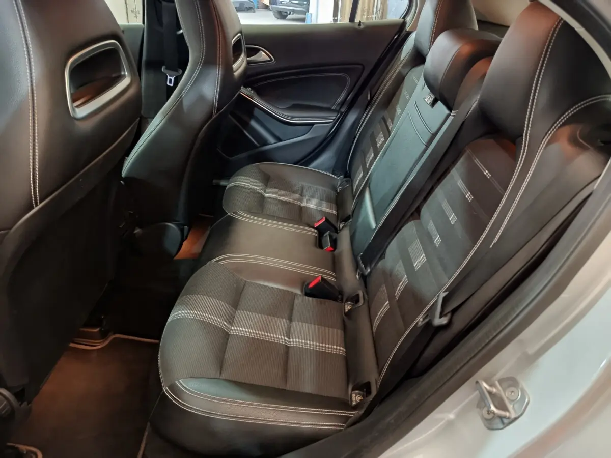 Vue côté droit des sièges arrière en tissu et cuir noir du Mercedes GLA 200 d Business Executive 2018.