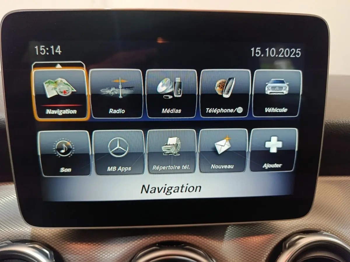 Écran central tactile du tableau de bord du Mercedes GLA 200 d Business Executive 2018 affichant le menu navigation.