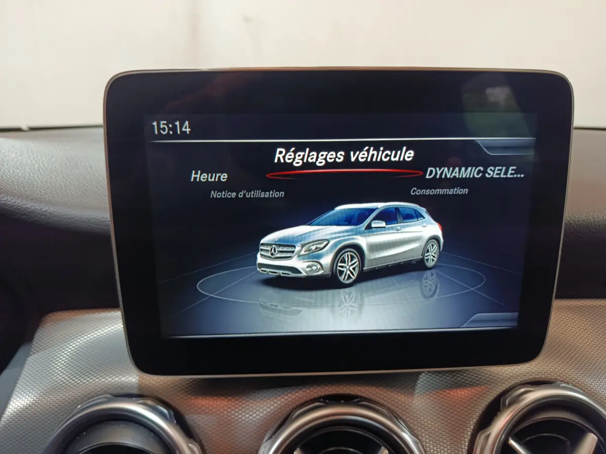 Écran central montrant une illustration 3D du Mercedes GLA gris clair en vue latérale droite dans les réglages véhicule.