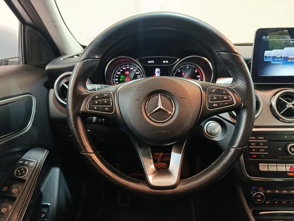 Volant cuir multifonctions Mercedes GLA 200 d 2018 vu de face avec tableau de bord et écran central allumé.