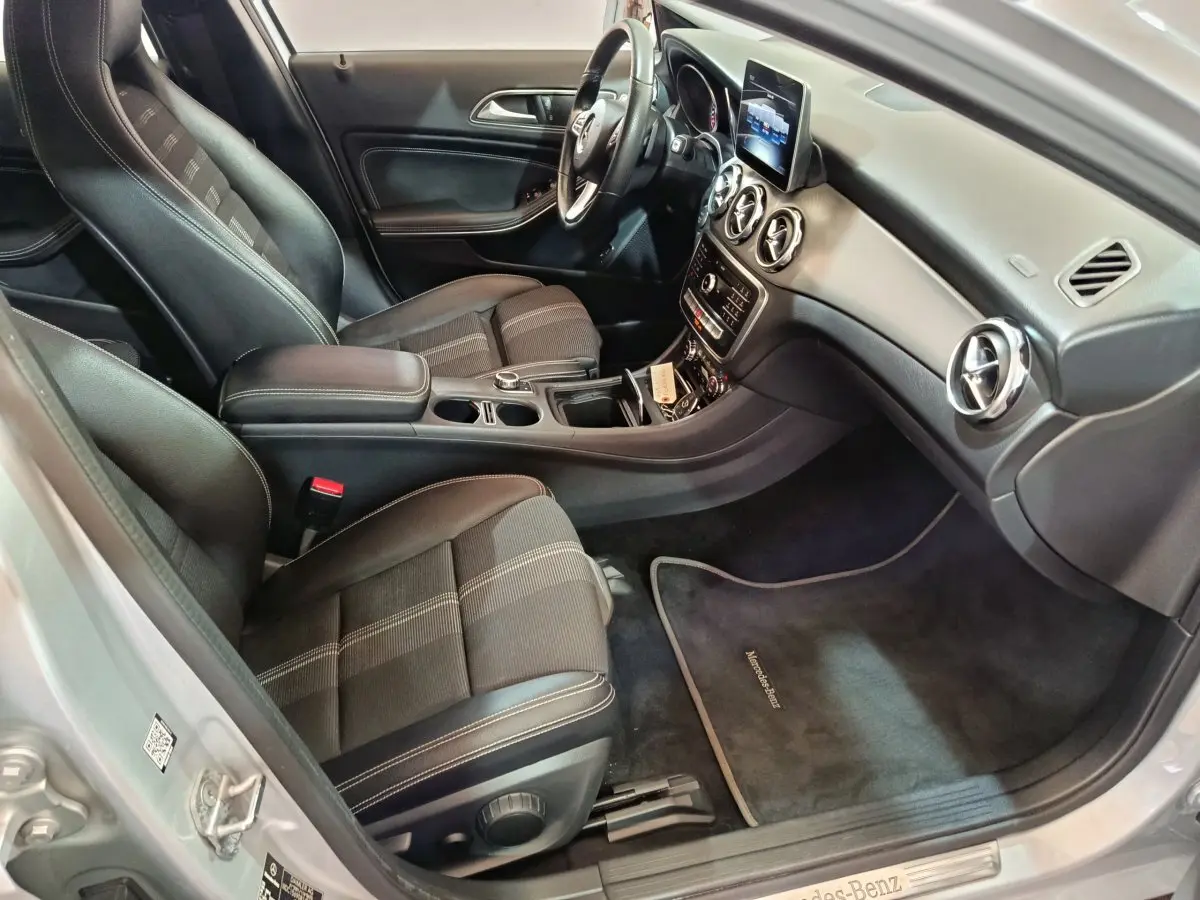 Vue intérieure côté conducteur du Mercedes GLA 200 d Business Executive gris clair, avec sièges noirs et tableau de bord moderne.