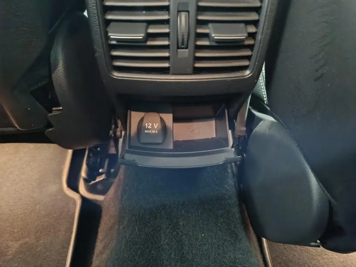 Prise 12V et rangement sous les aérateurs arrière du Mercedes GLA 200 d Business Executive gris clair, vue intérieure arrière.
