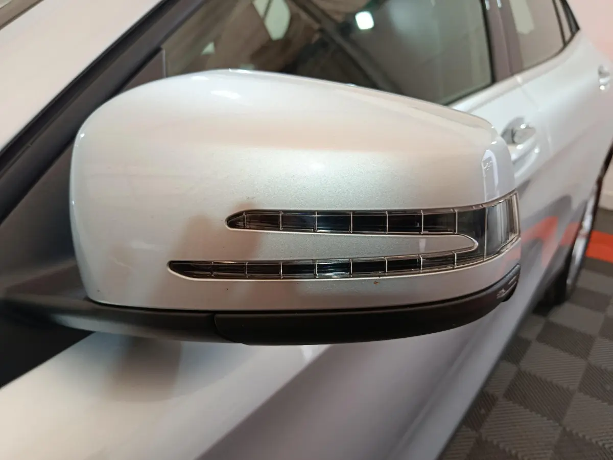 Rétroviseur côté gauche gris clair avec clignotant intégré sur Mercedes GLA 200 d Business Executive 2018