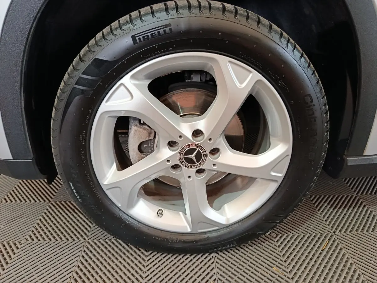 Gros plan sur la roue avant droite du Mercedes GLA 200 d gris clair, jante alliage 5 branches et pneu Pirelli.