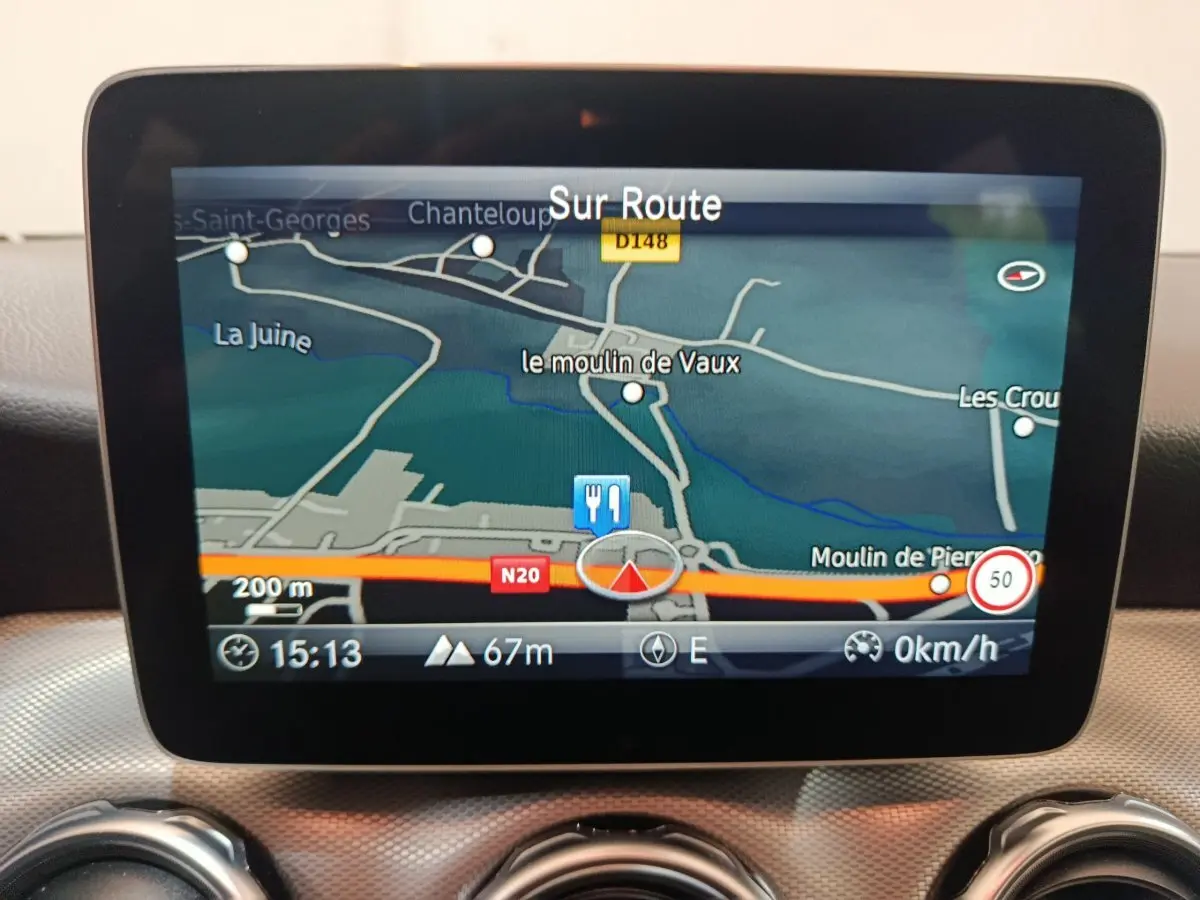Écran central du système de navigation 3D du Mercedes GLA 200 d Business Executive gris clair, vue intérieure.