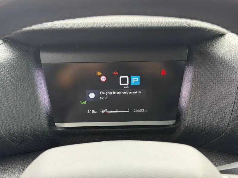 Affichage numérique du tableau de bord du Citroën C4 X 2024, indiquant la vitesse à 0 km/h et le mode parking actif.